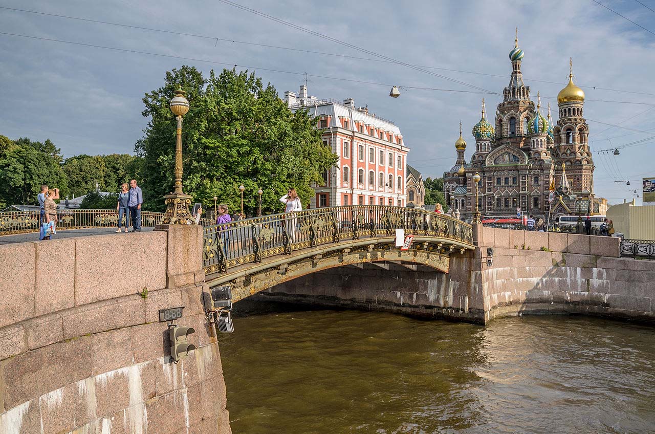 театральный мост в Санкт - Петербурге
