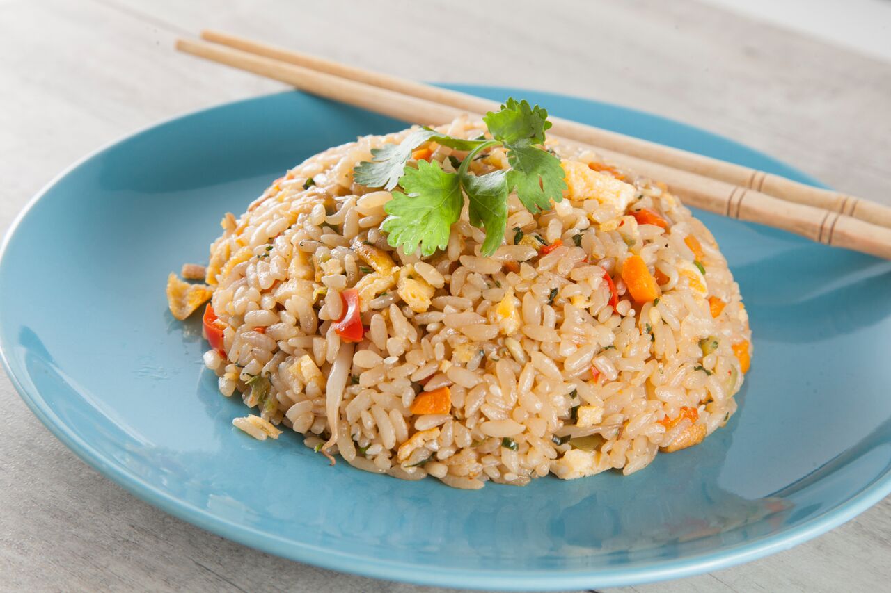 Жареный рис по-тайски с курицей