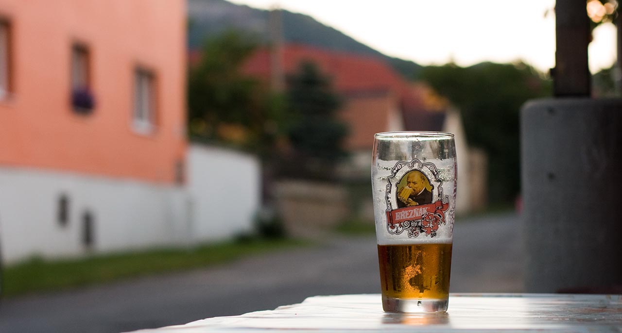 пиво на улице в Чехии