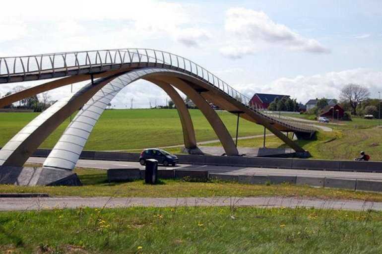 В Норвежском городе в Акерхус, мост построенный по проекту Леонардо да Винчи, служит простой переправой через автомагистраль для пешеходов и велосипедистов.
