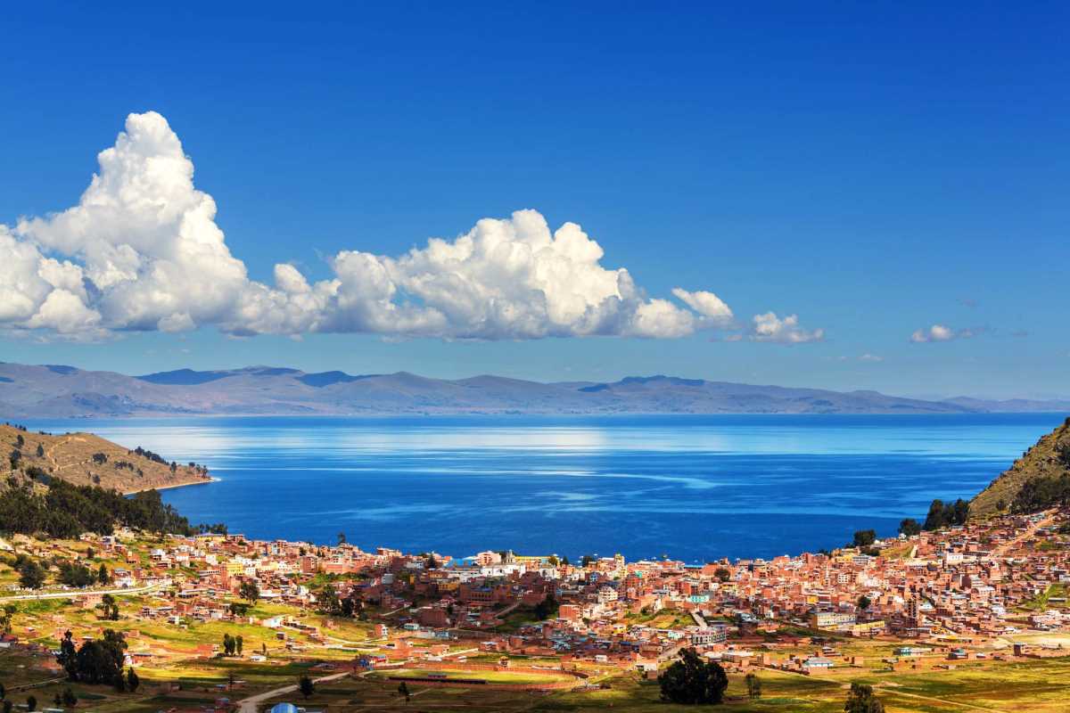 Озеро титикака в южной америке. Боливия озеро Титикака. Южная Америка озеро Титикака. Озеро Титикака Перу. Анды Титикака.