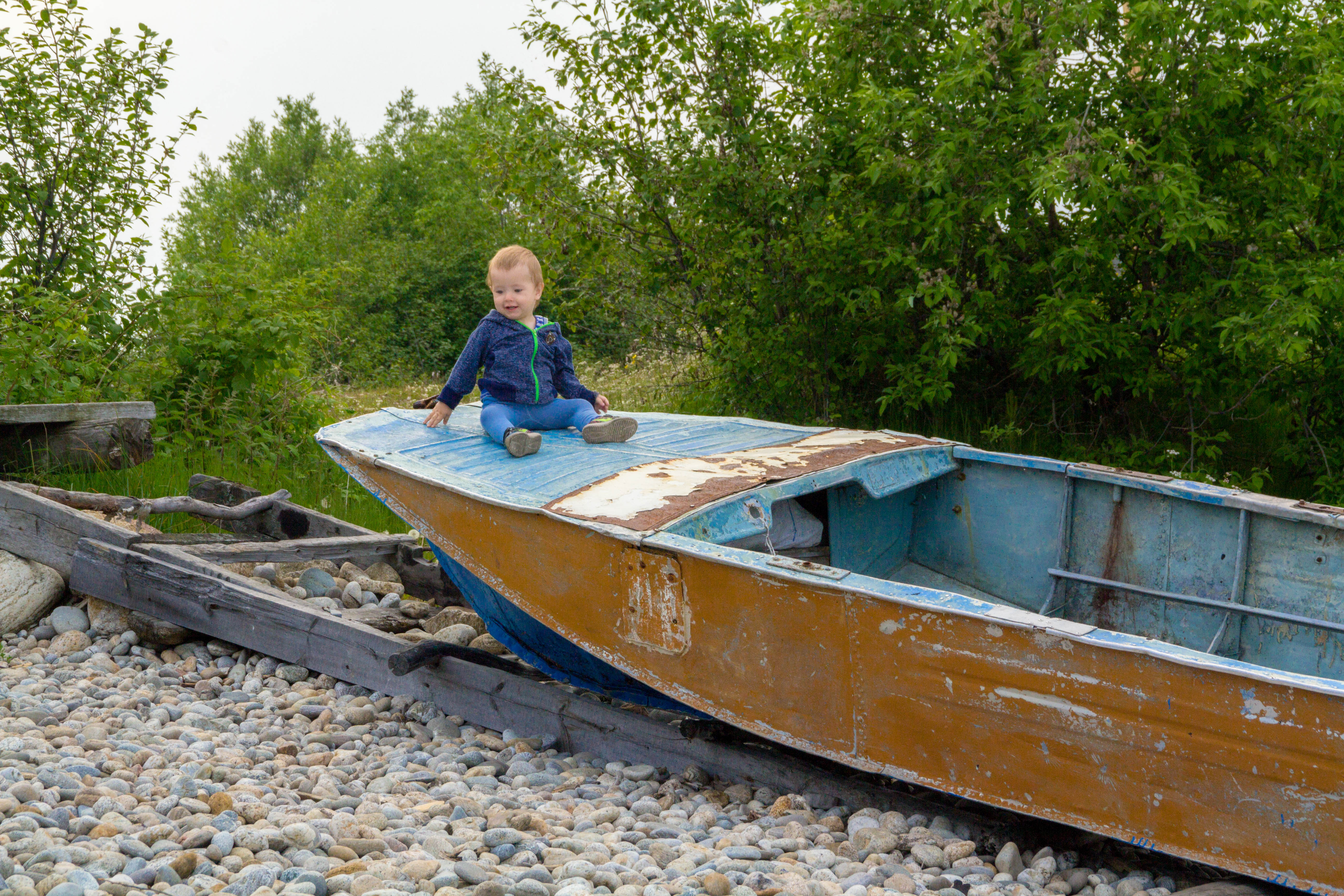 Мальчик на лодке. Байкальск